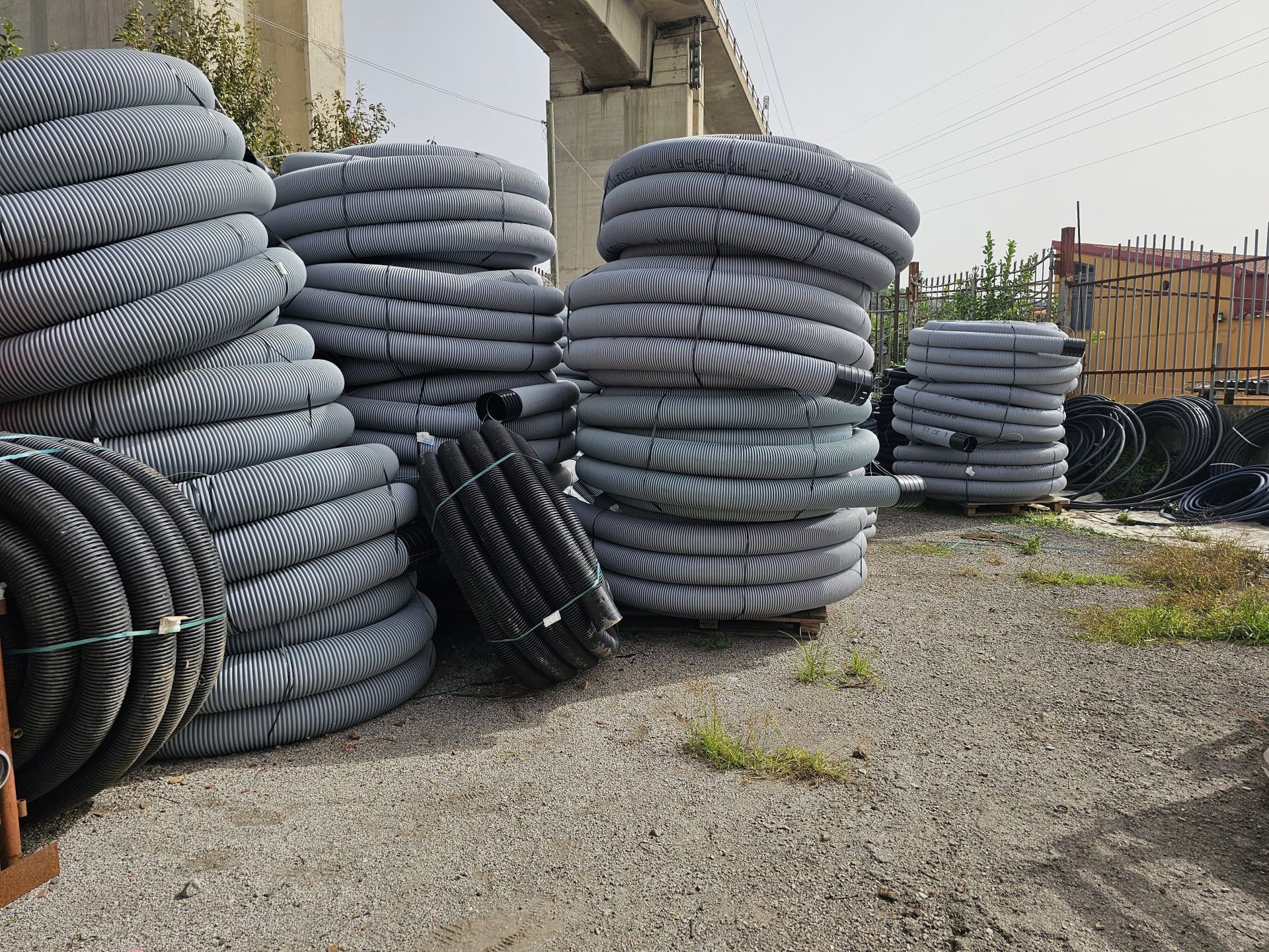 Un mucchio di pneumatici sono accatastati uno sopra l'altro su una strada sterrata.