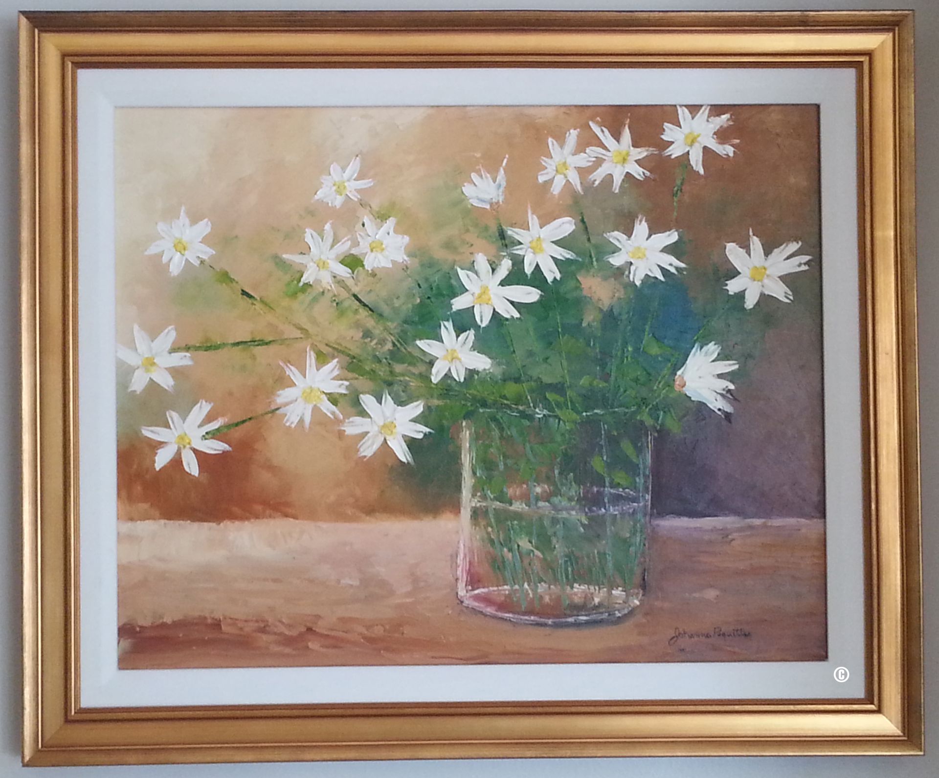Une peinture de marguerites blanches dans un vase en verre