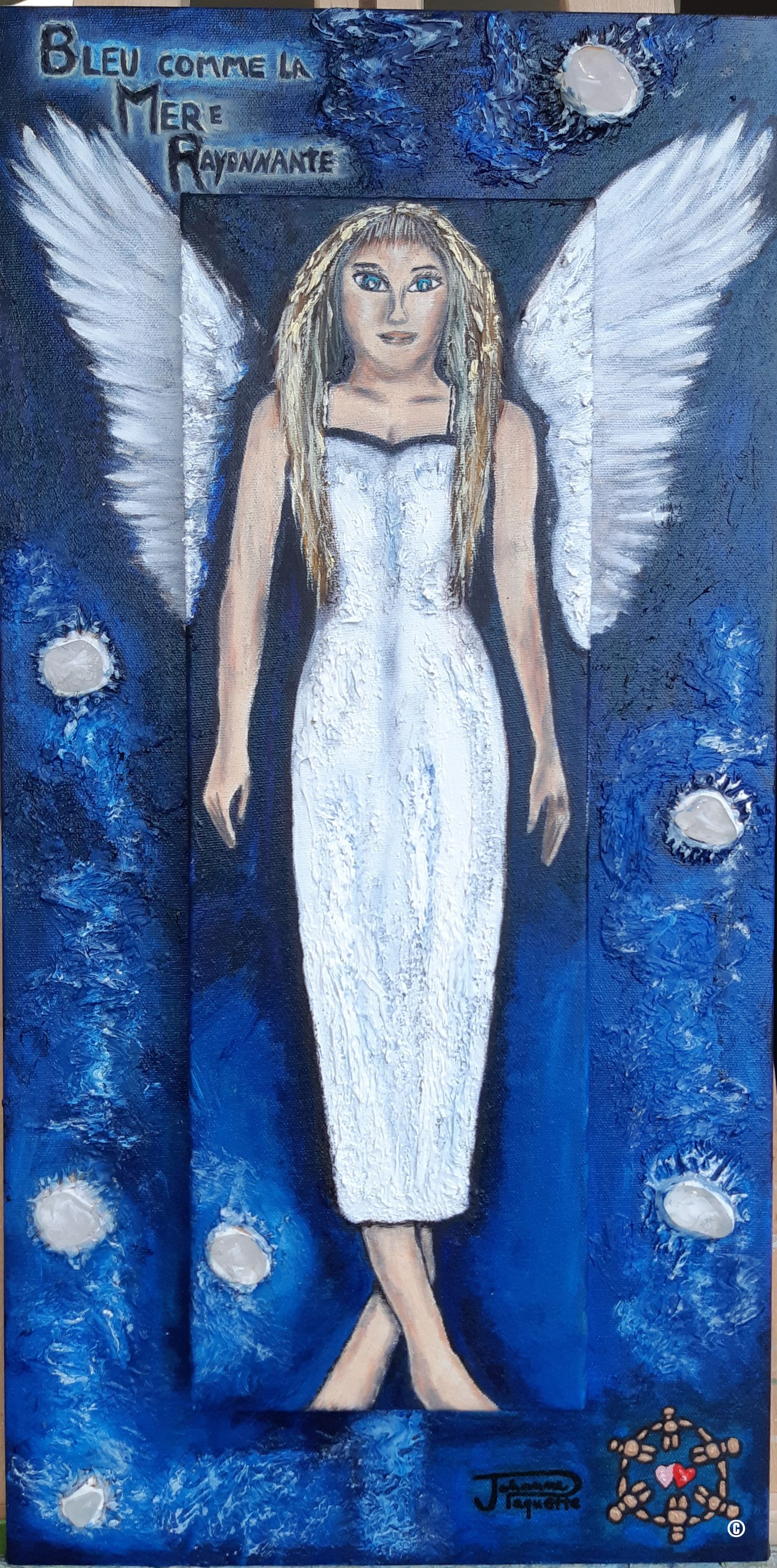 Une peinture d'une femme en robe blanche avec des ailes sur fond bleu.