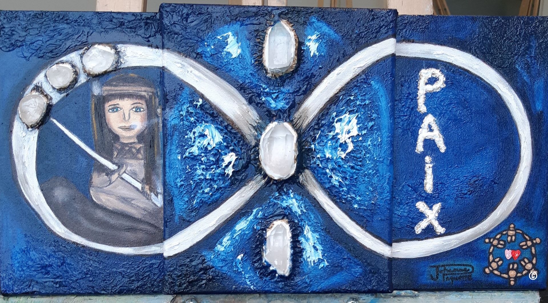 Une peinture d'une femme portant un casque avec le mot paix écrit dessus.