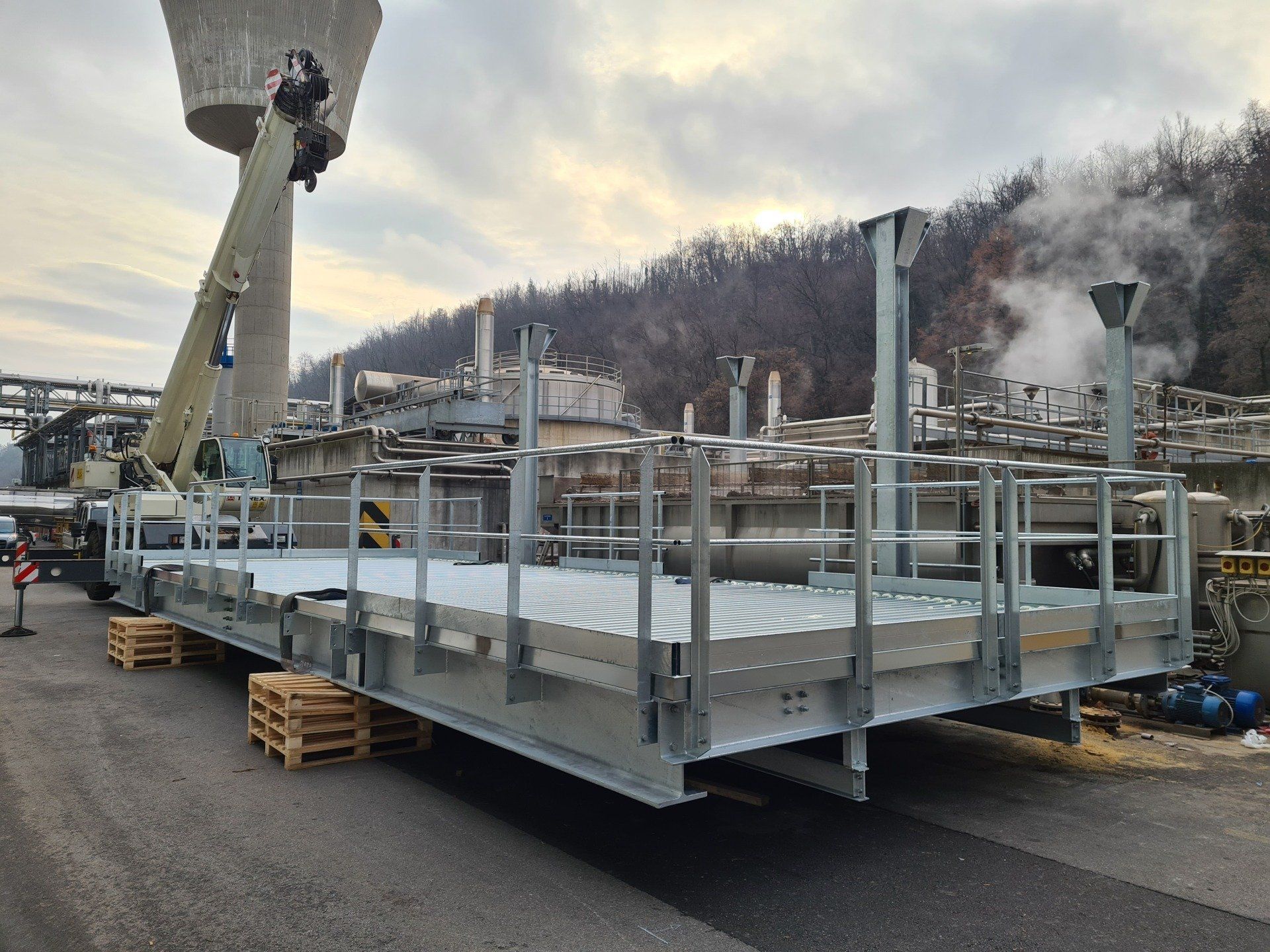 Soppalco industriale in fase di montaggio