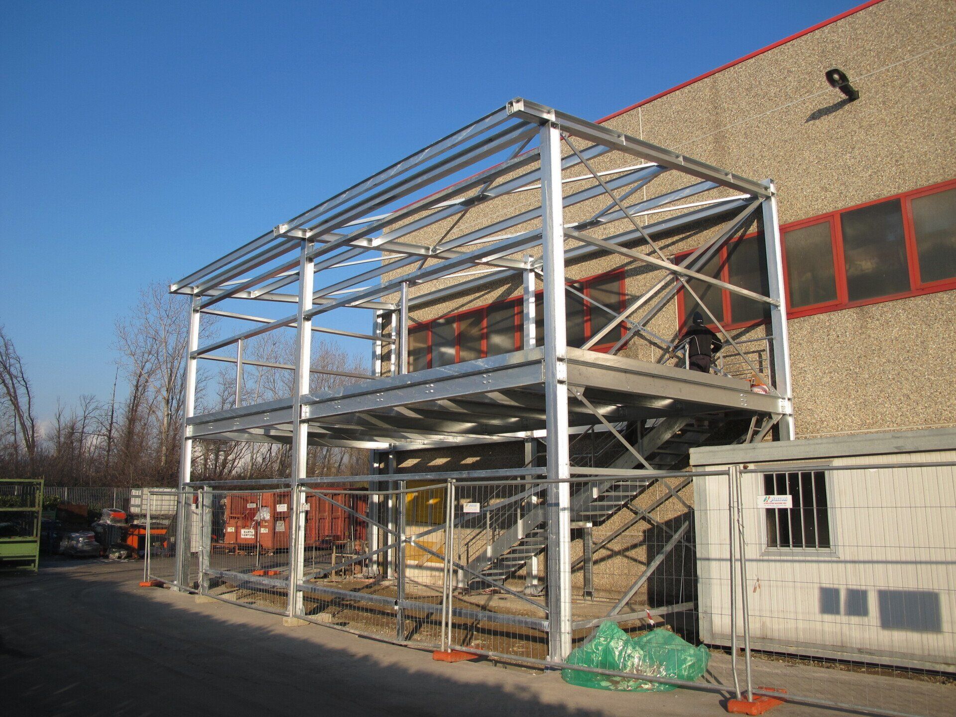 Ampliamento capannone in fase di montaggio