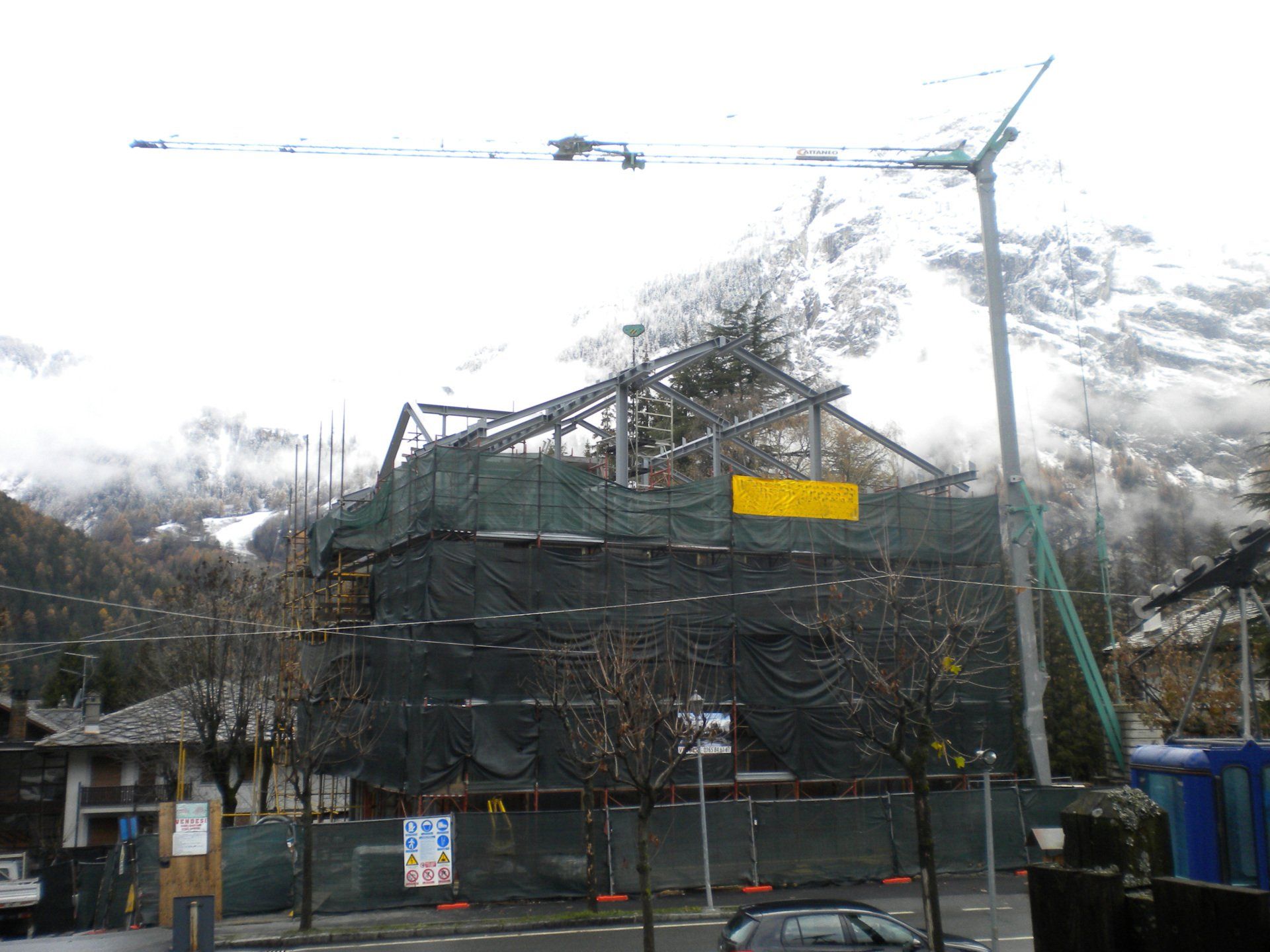 Struttura per tetto edificio in fase di montaggio
