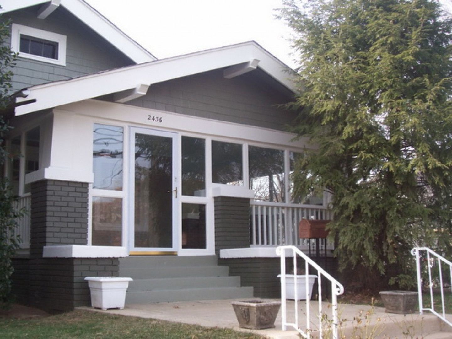 A house with the number 1106 on the front of it