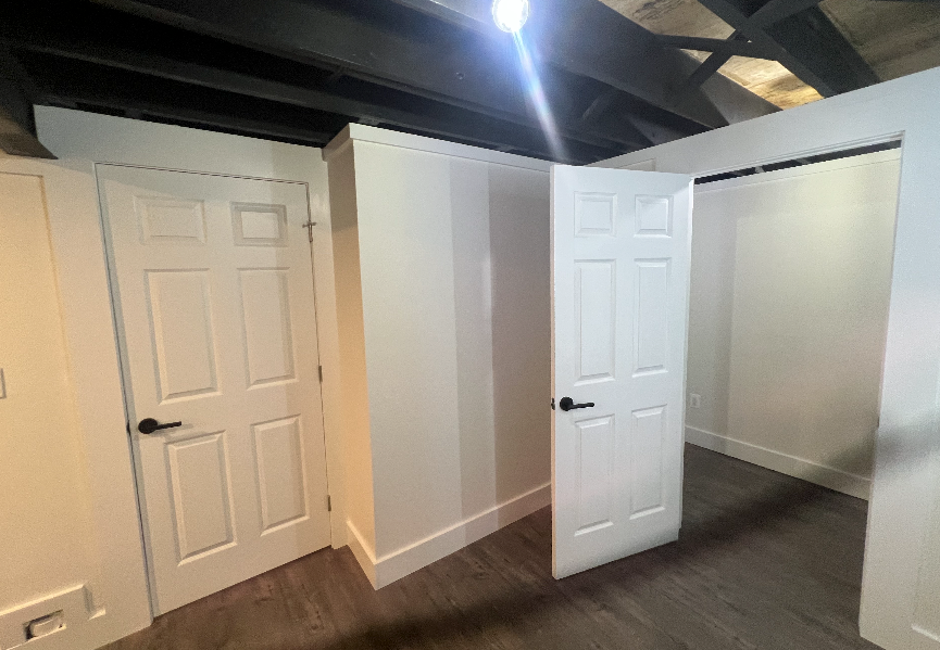 A room with a lot of doors and a ceiling.