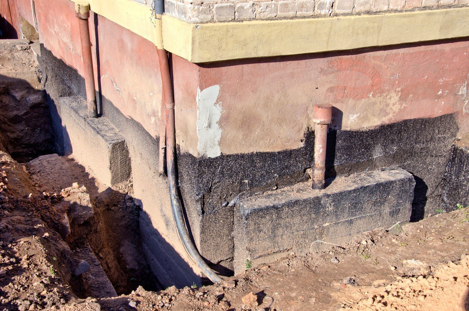 A brick building with a drain pipe on the side of it