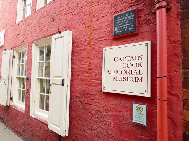 A red brick building with a sign that says captain cook memorial museum