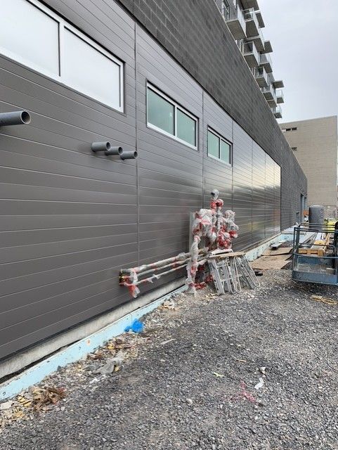 Une personne dessine sur une feuille de papier avec un crayon.