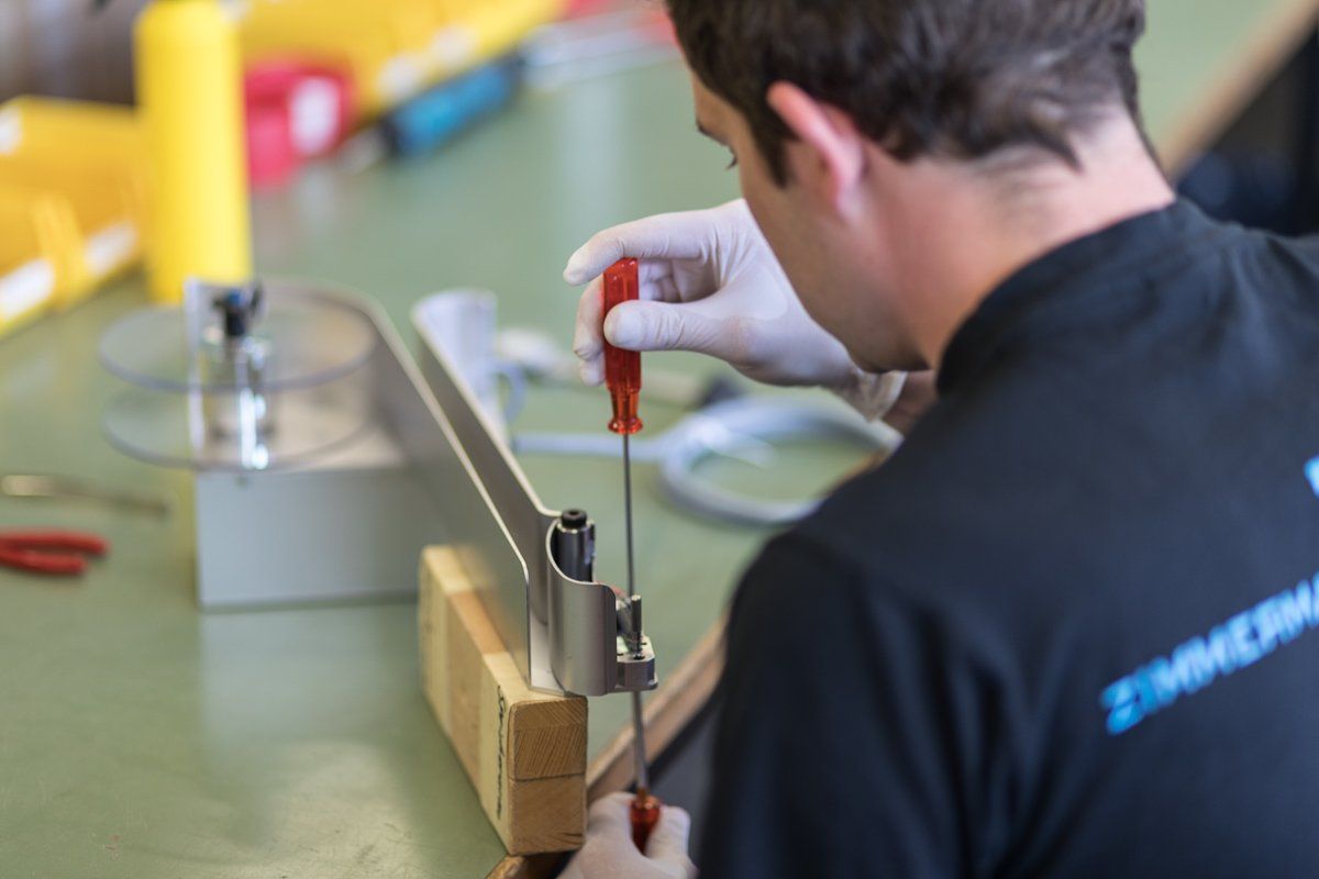 Elektroapparatebau mit junger Techniker