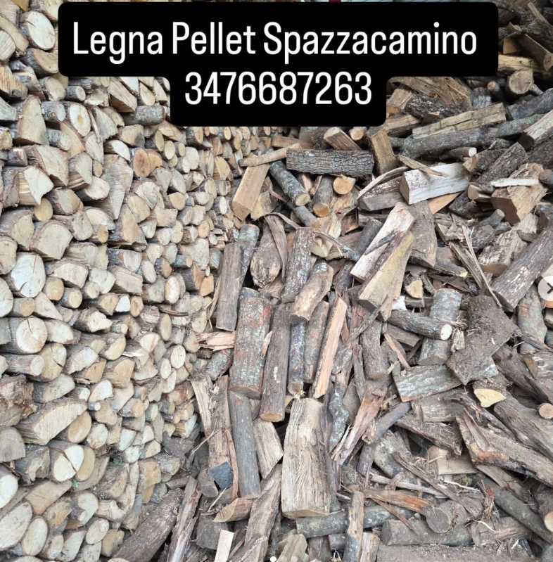 Catasta di legna da ardere e pellet di legno con un numero di telefono in cima.