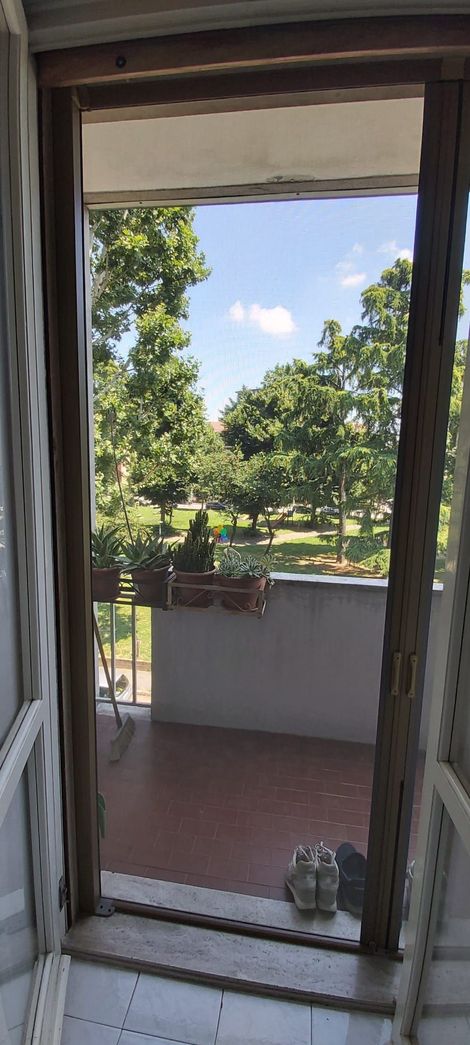 In un magazzino, pile di scatole di cartone bianco con l'etichetta 