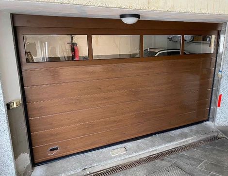 In un magazzino, pile di scatole di cartone bianco con l'etichetta 