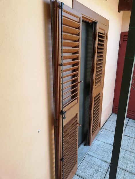 In un magazzino, pile di scatole di cartone bianco con l'etichetta 