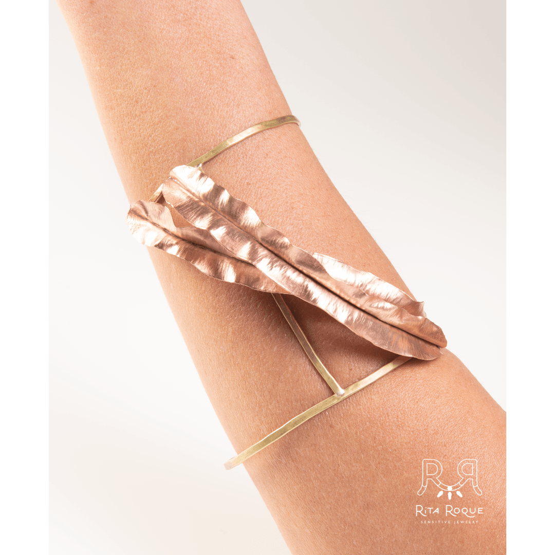 Uma mulher usando uma pulseira com uma pena