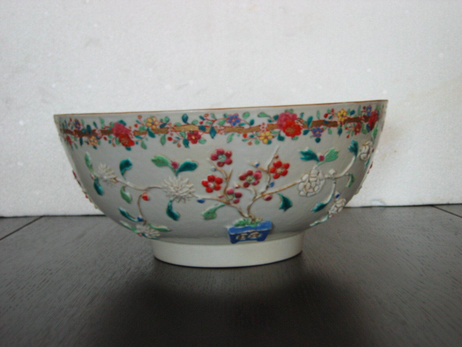 Uma tigela com flores sobre uma mesa