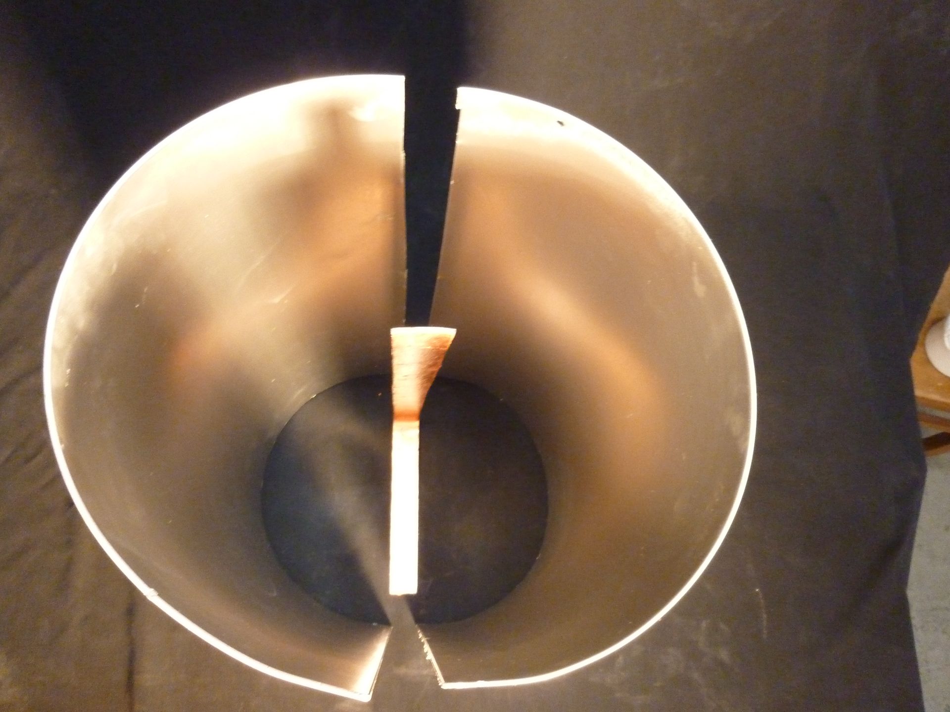 Um cilindro de metal com um pedaço de madeira saindo dele