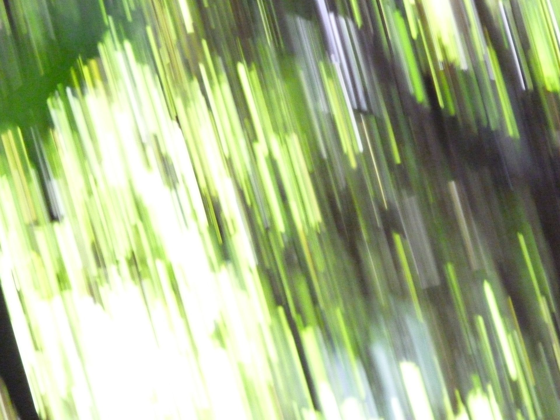 Uma imagem borrada de uma cachoeira com linhas verdes e brancas.