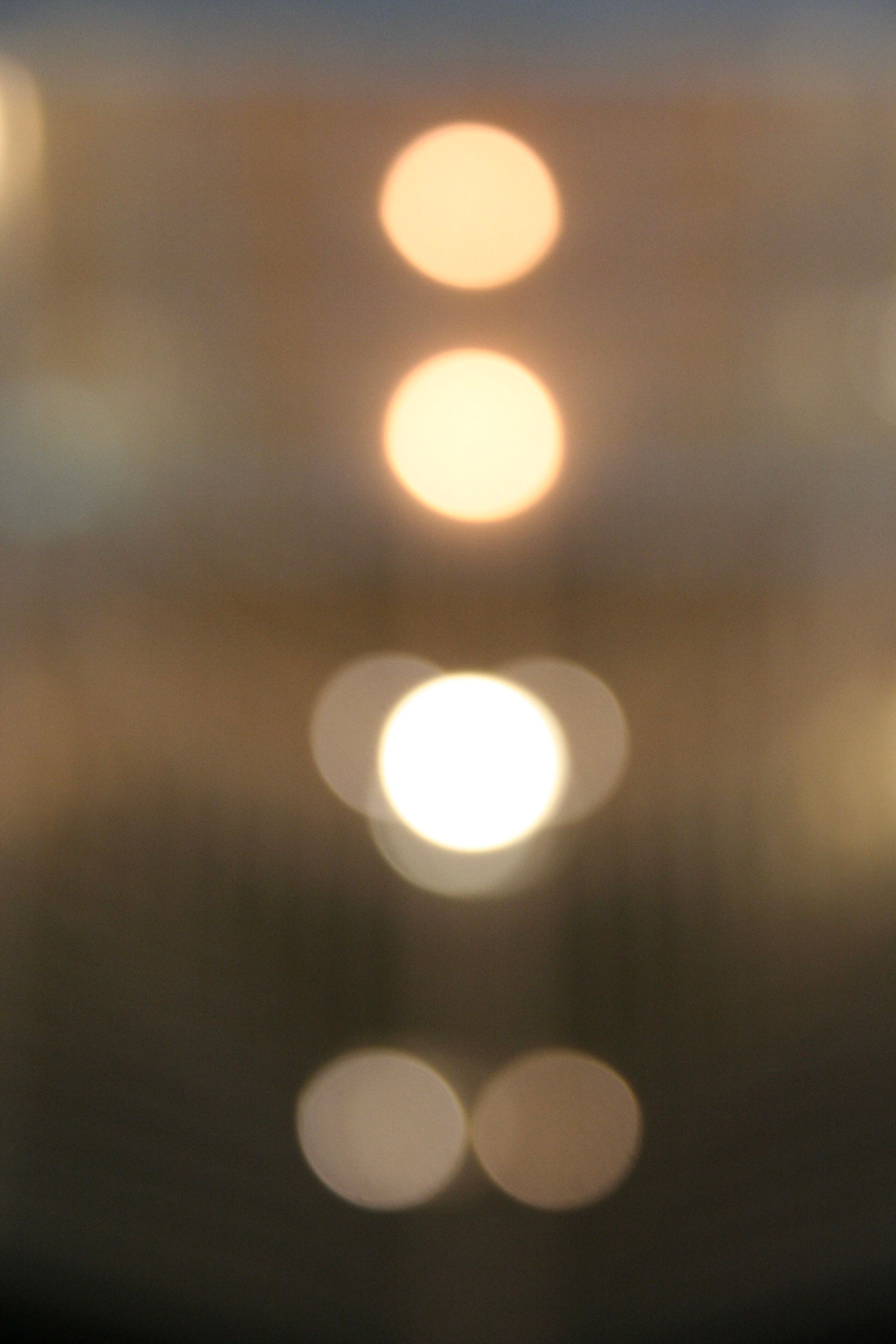 Uma imagem borrada de uma fileira de luzes em um fundo escuro.