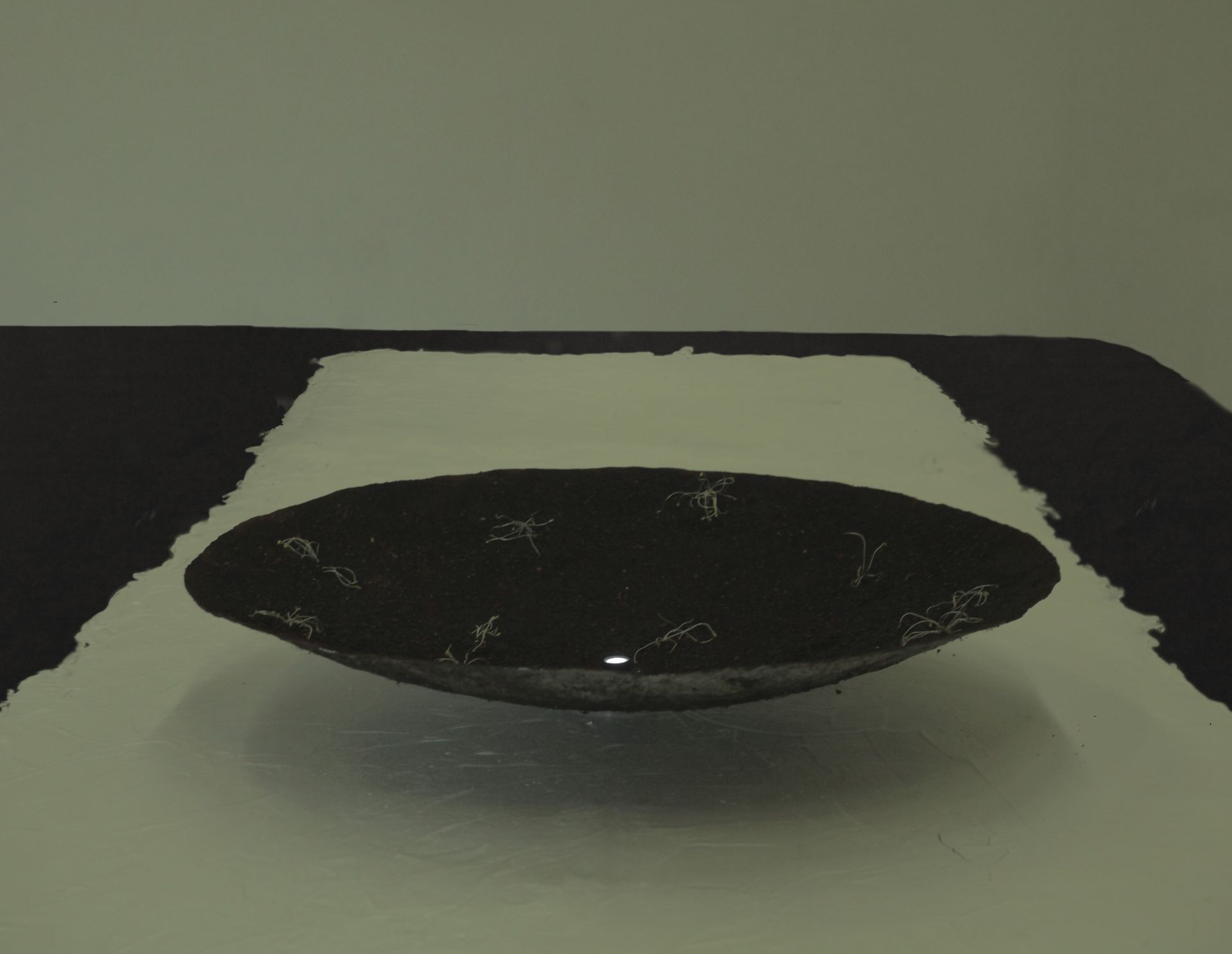 Uma tigela preta está sobre uma mesa branca