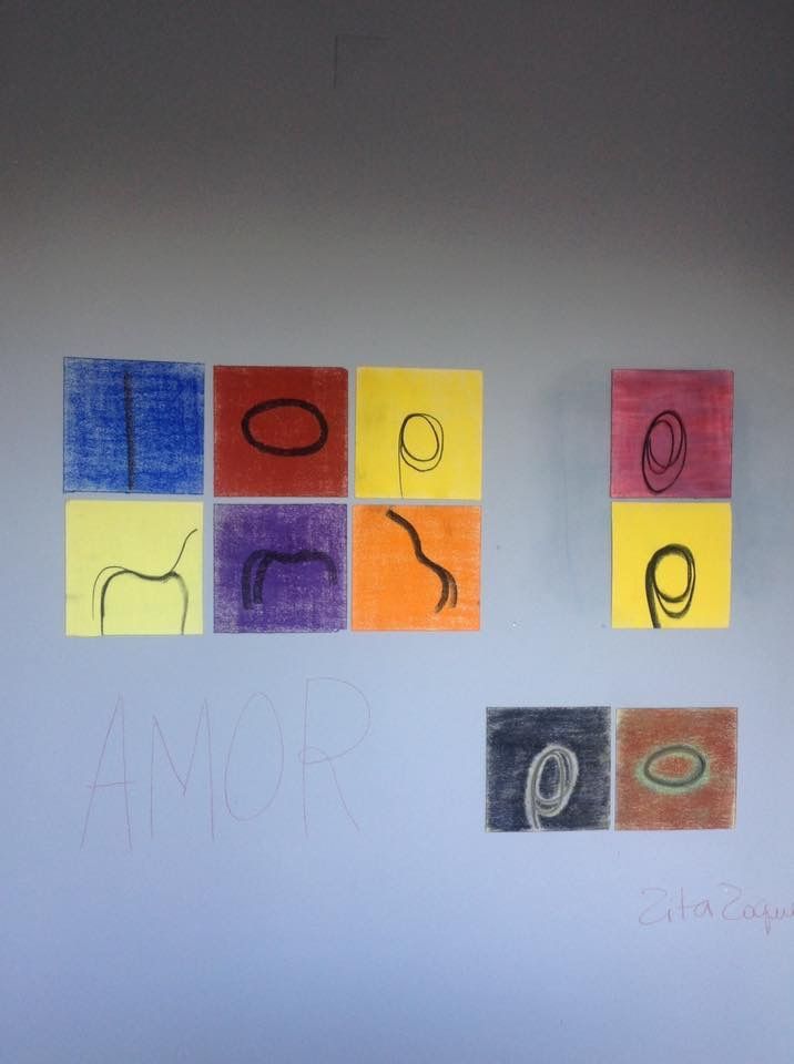 Uma parede com um monte de quadrados coloridos nela