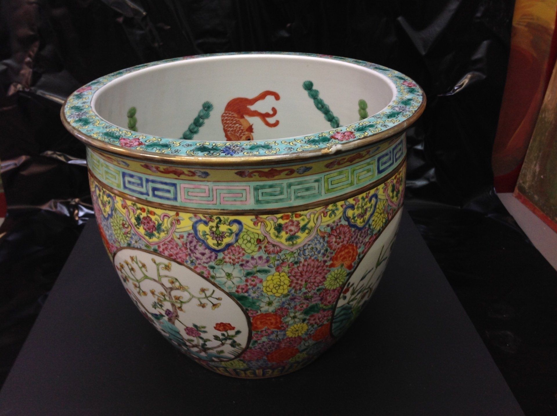 Um grande vaso de cerâmica com um desenho floral