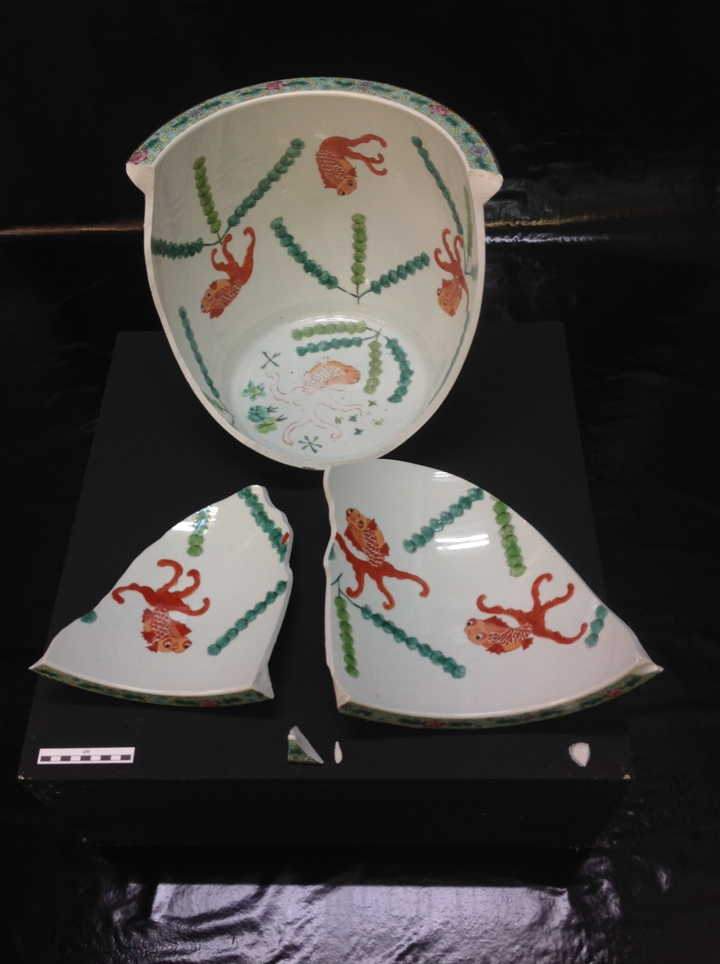 Uma tigela quebrada com um polvo sobre uma mesa