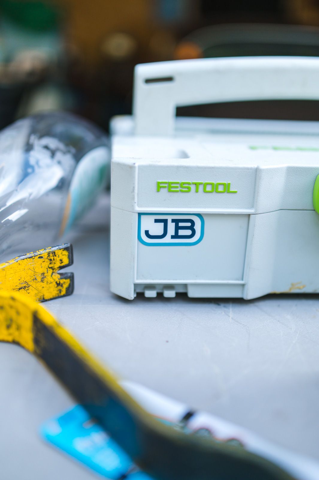 A festool jb machine is sitting on a table next to a pair of pliers
