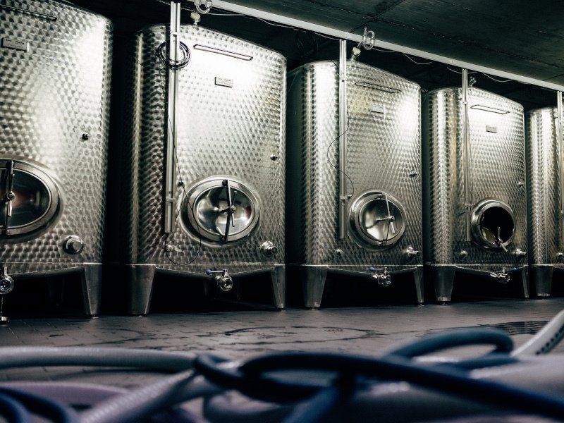 Edelstahltanks im Weinkeller von Weingut Vinçon-Zerrer