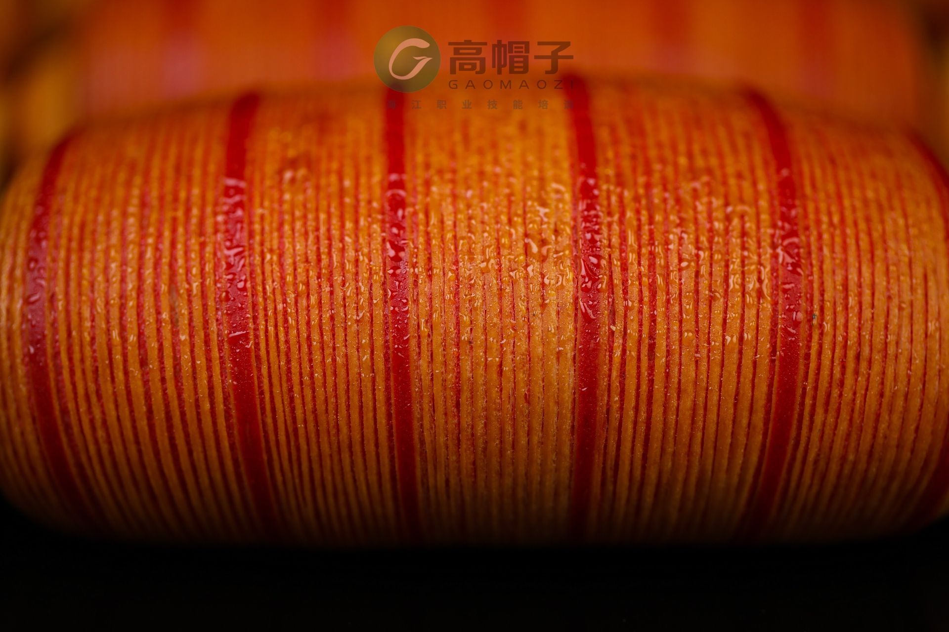 Un gros plan d'un morceau de bois avec des rayures rouges