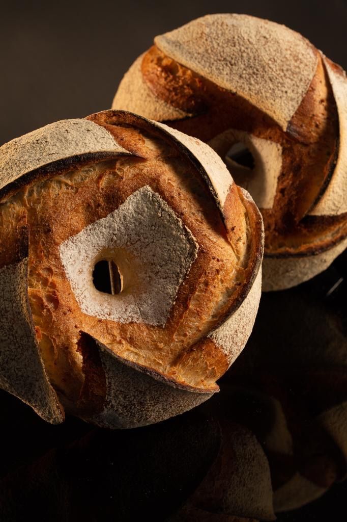Deux pains sont posés l'un sur l'autre sur une table.