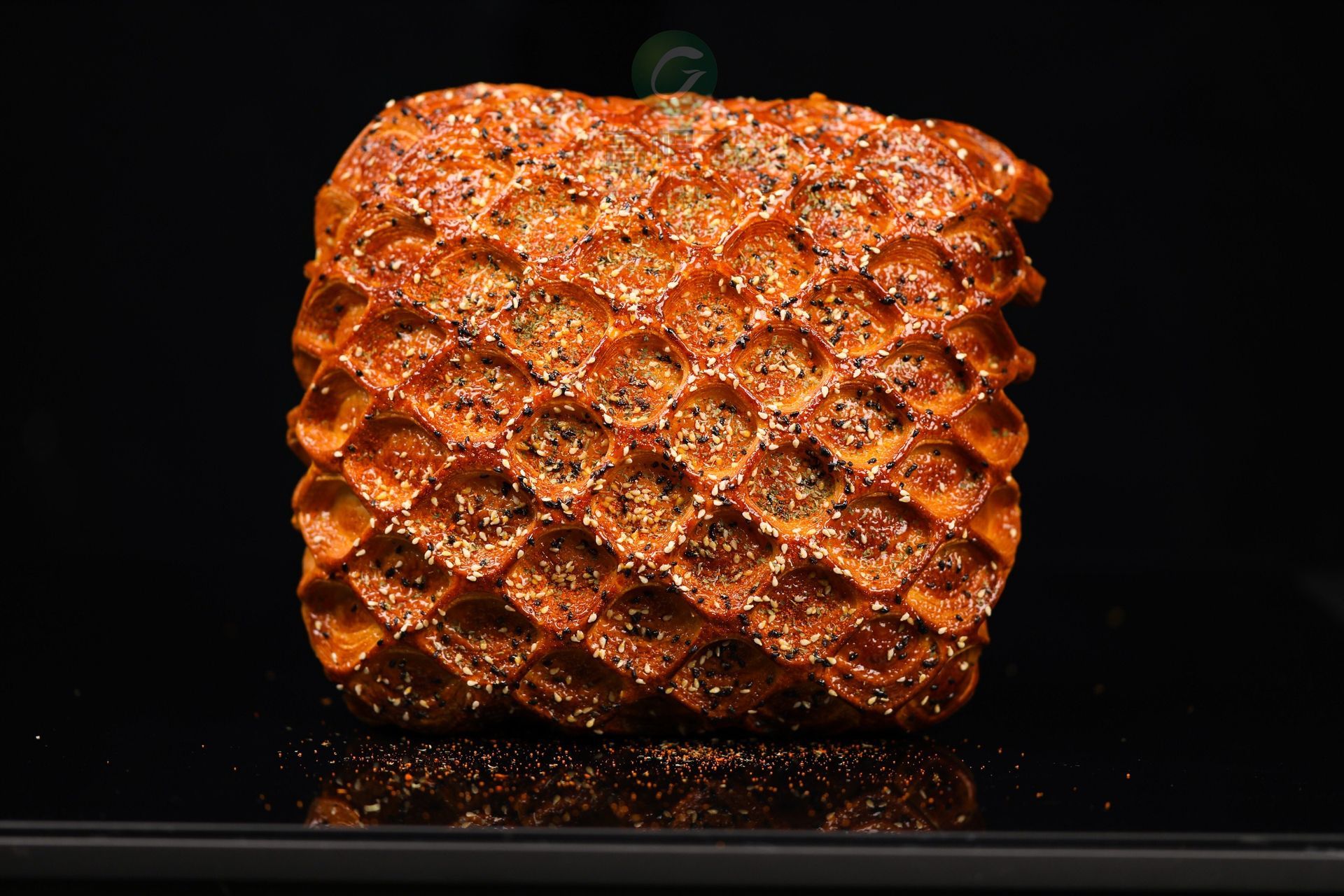 Un morceau de pain est posé sur une surface noire.