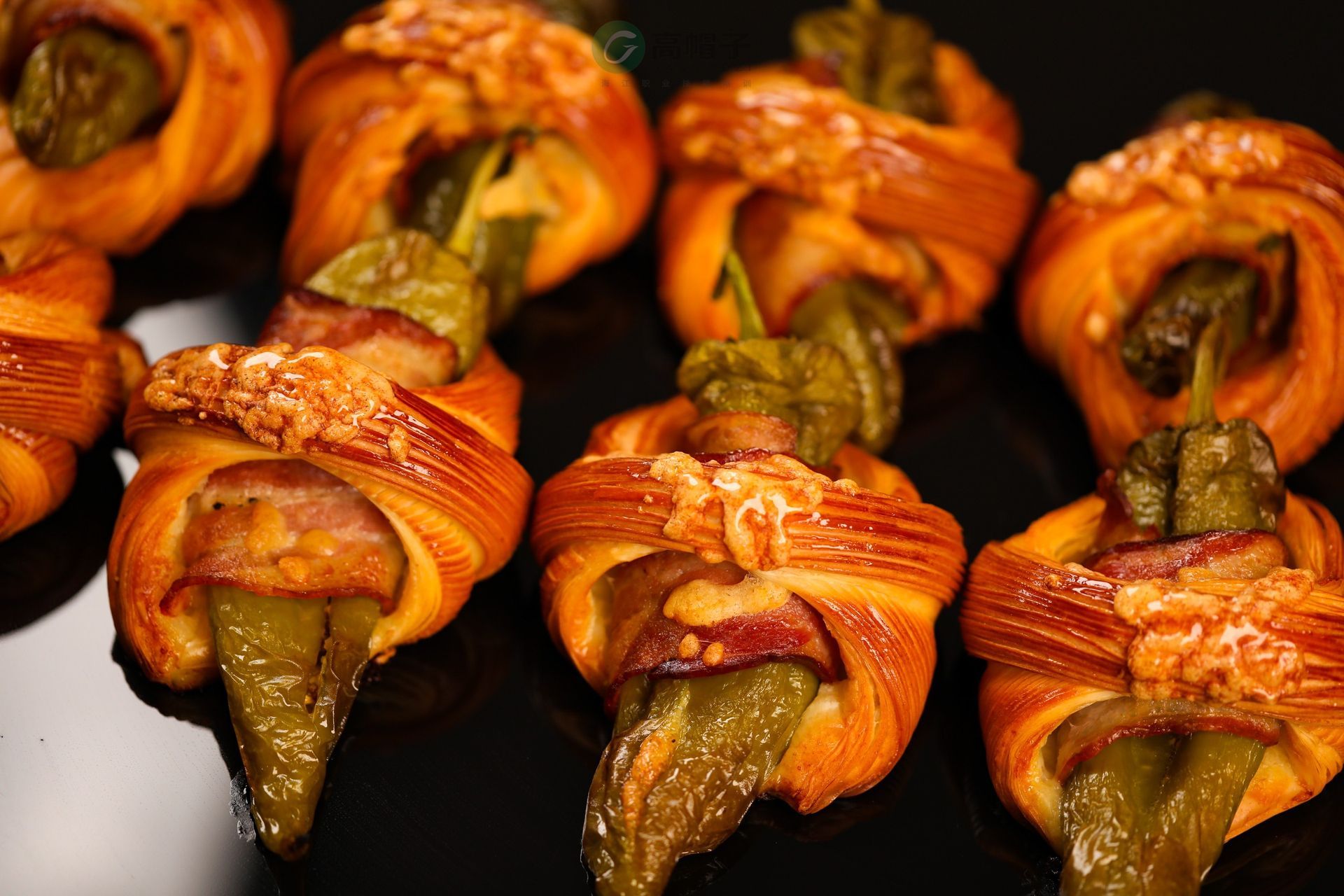 Un gros plan d'un tas de pâtisseries sur une table.