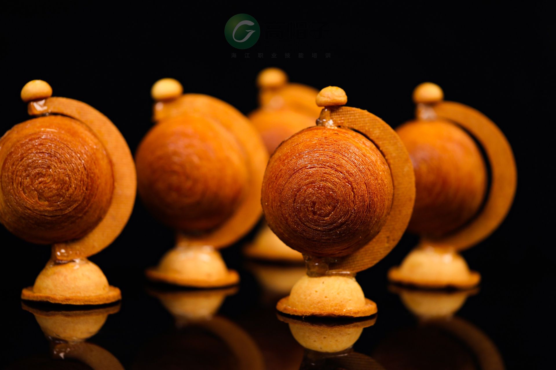 Un gros plan d'un tas de boules de bois sur une table