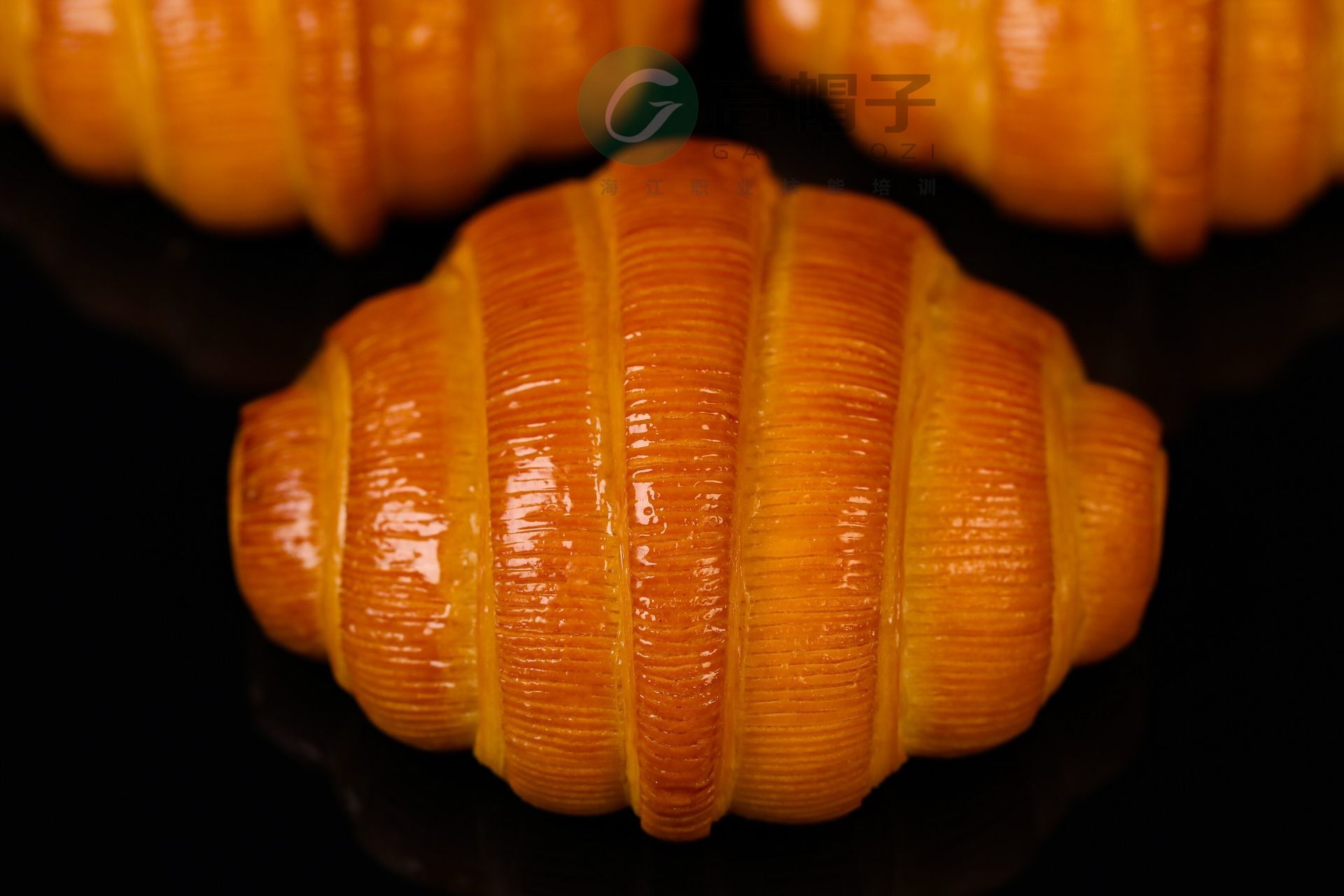 Un gros plan de trois croissants sur une surface noire.