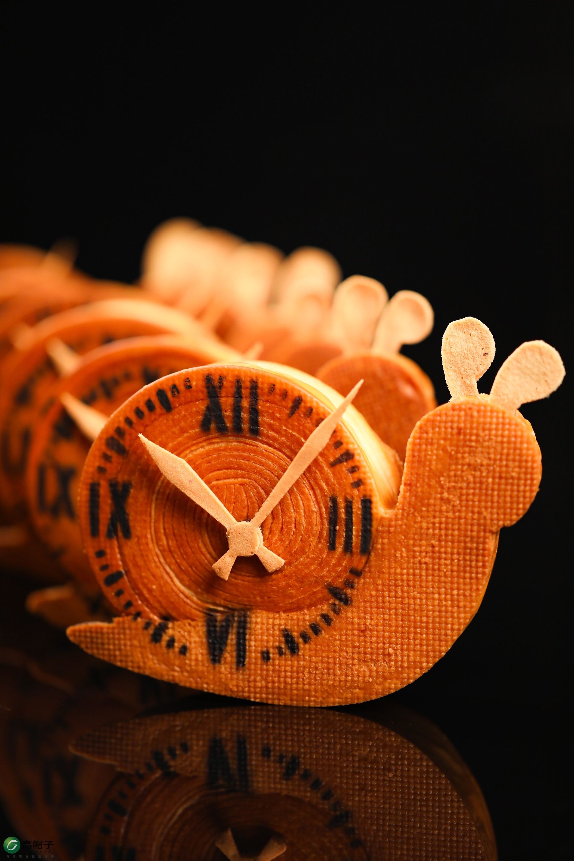 Une horloge en forme d'escargot avec des chiffres romains dessus