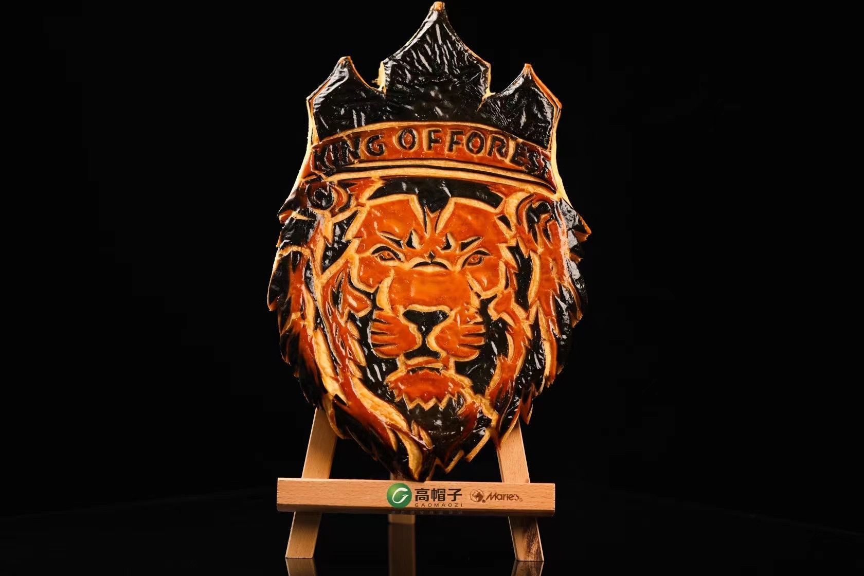 Un lion avec une couronne sur la tête est sur un chevalet en bois.