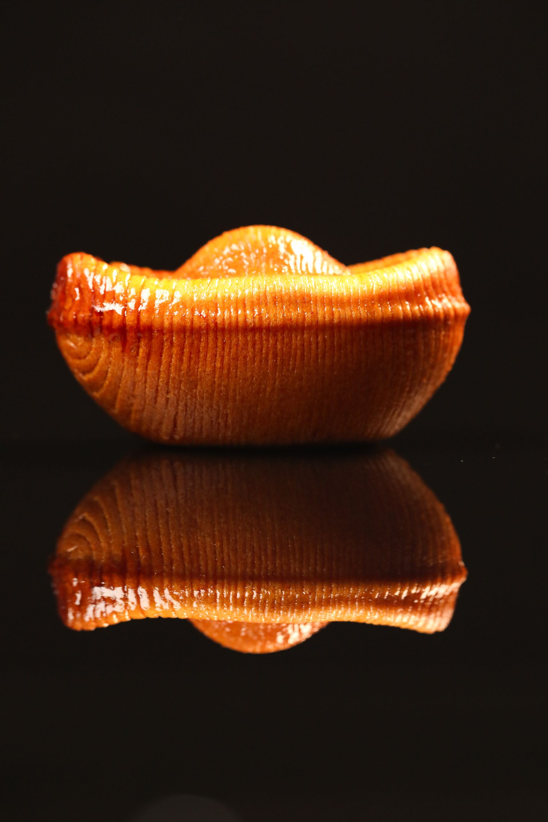 Un gros plan d'un objet en bois sur une surface noire