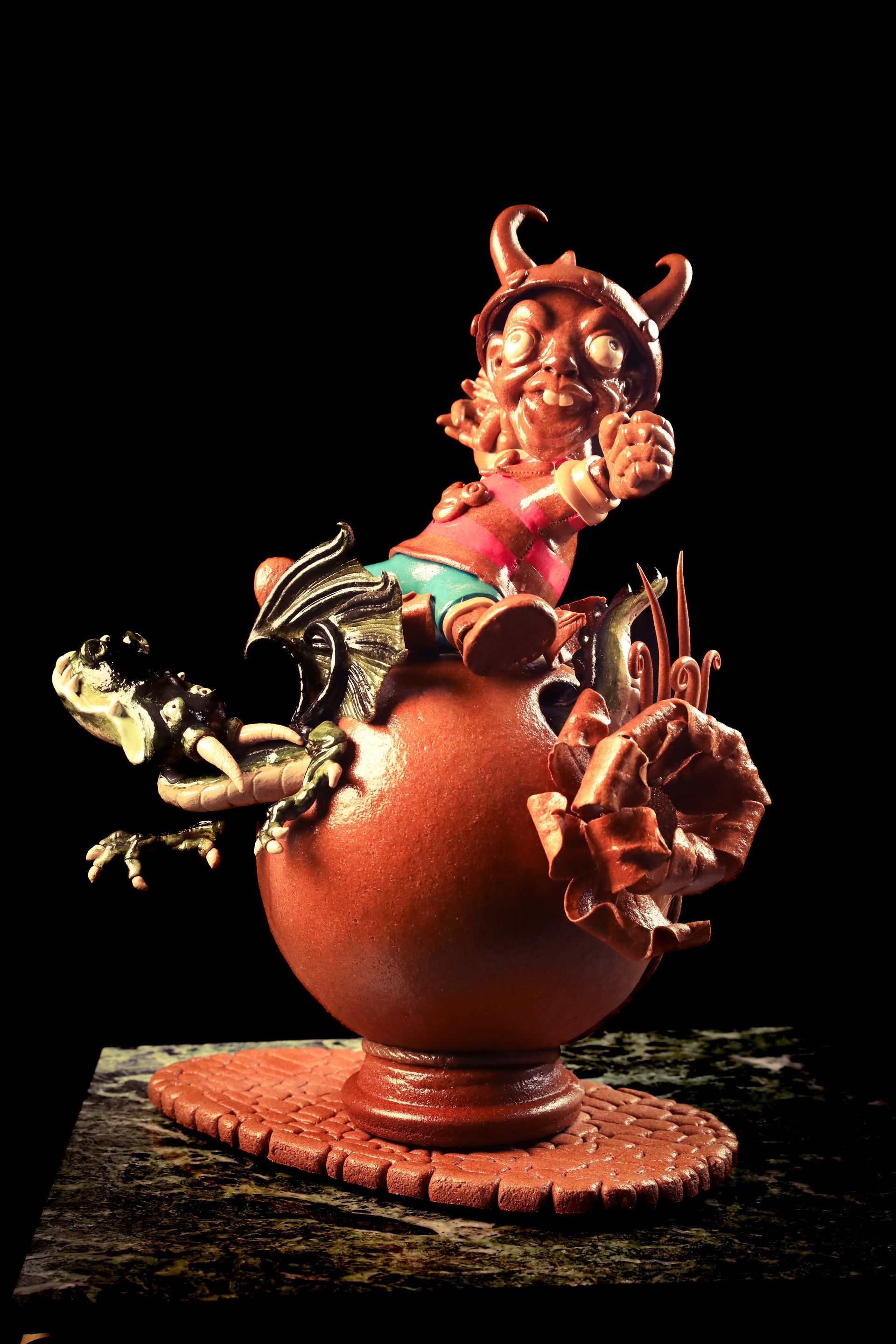 Une statue d'un viking assis sur une boule