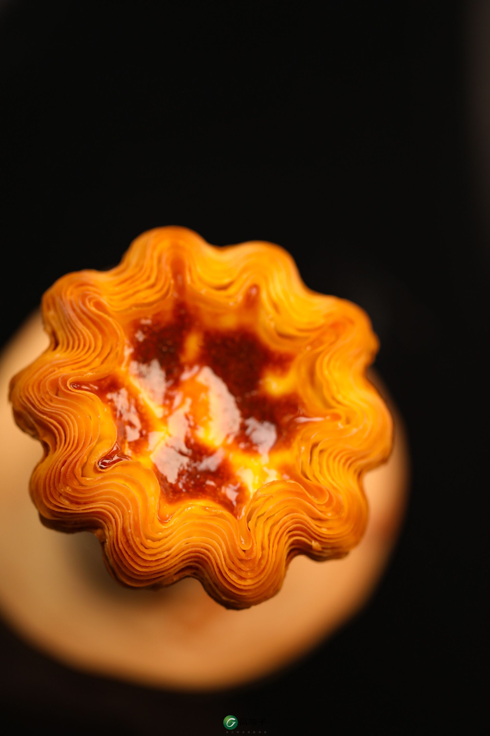 Un gros plan d'une pâtisserie sur une table avec un fond noir.