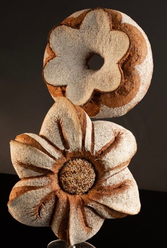 Deux pains sont empilés l'un sur l'autre en forme de fleur