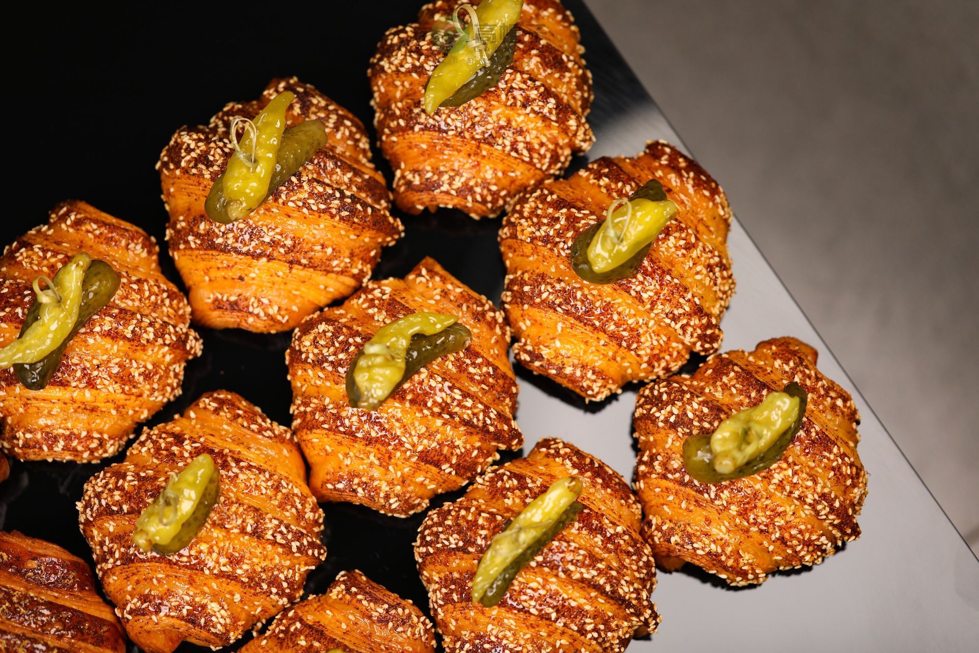 Un tas de nourriture avec des cornichons dessus sur une table