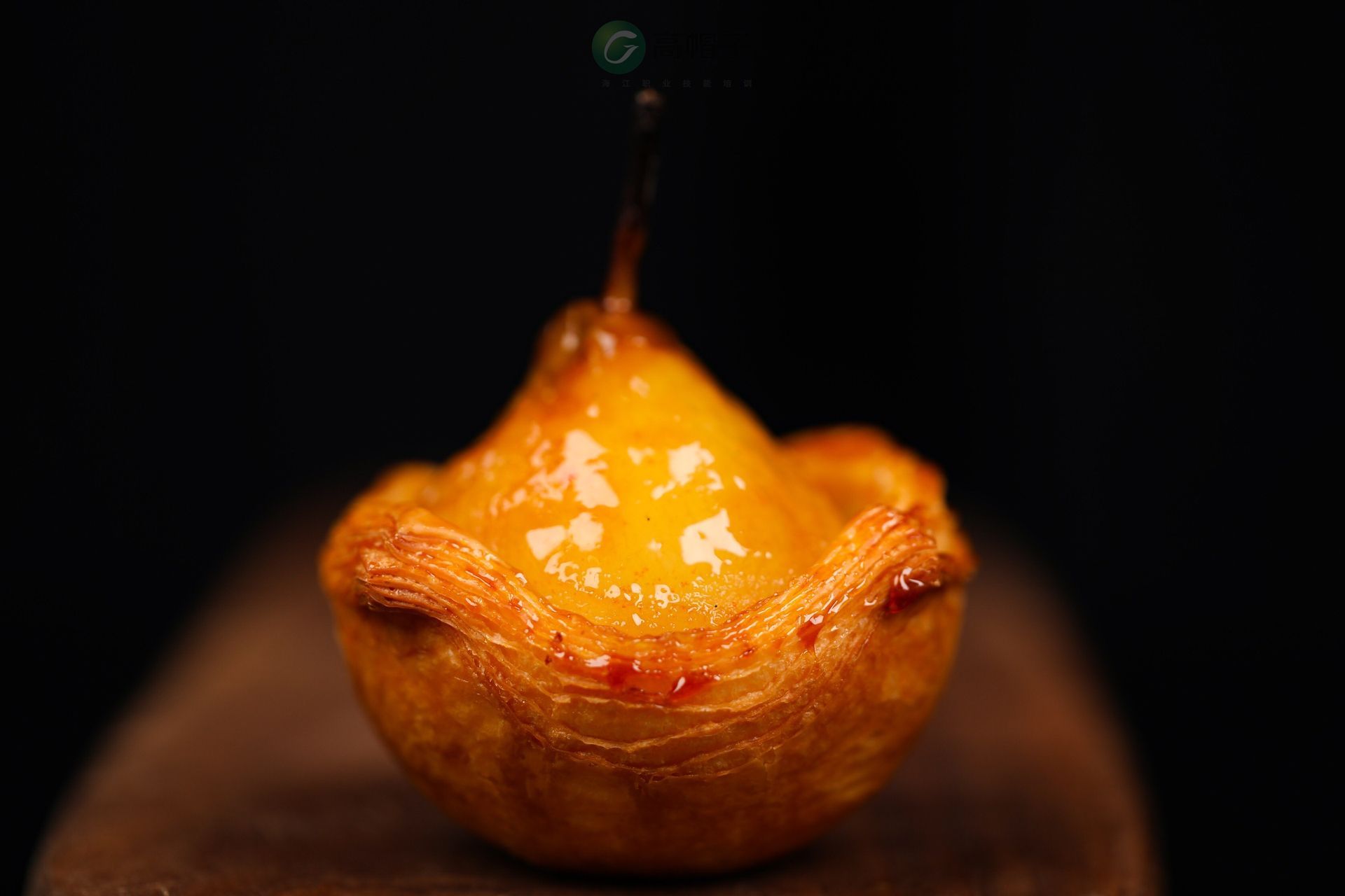 Un gros plan d'une tarte aux poires sur une table en bois.