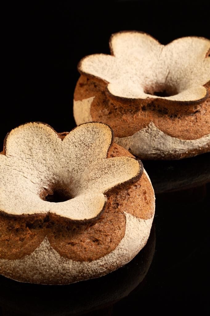 Deux beignets avec un trou au milieu sont posés sur une table.