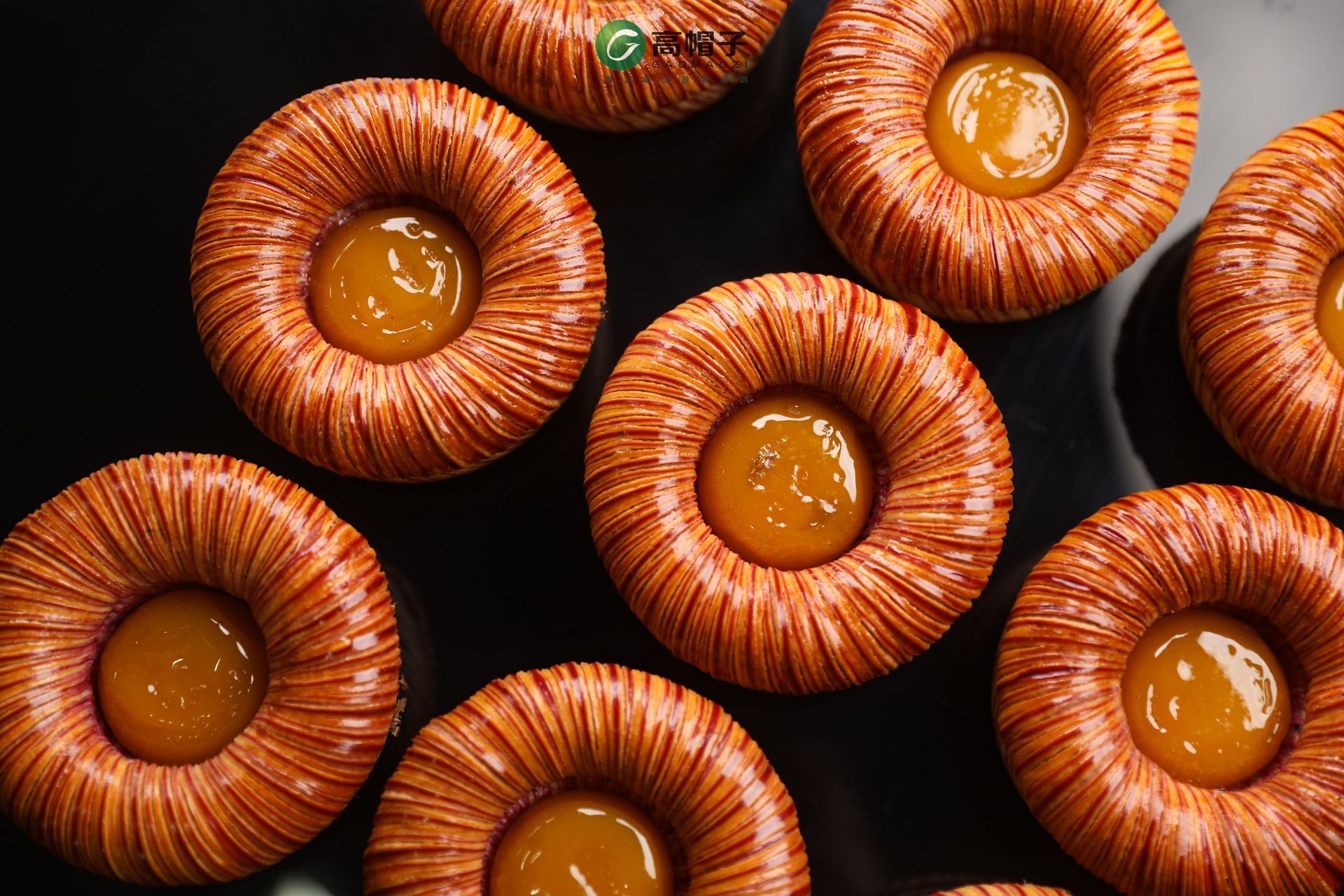 Un gros plan d'un tas de beignets avec un trou au milieu