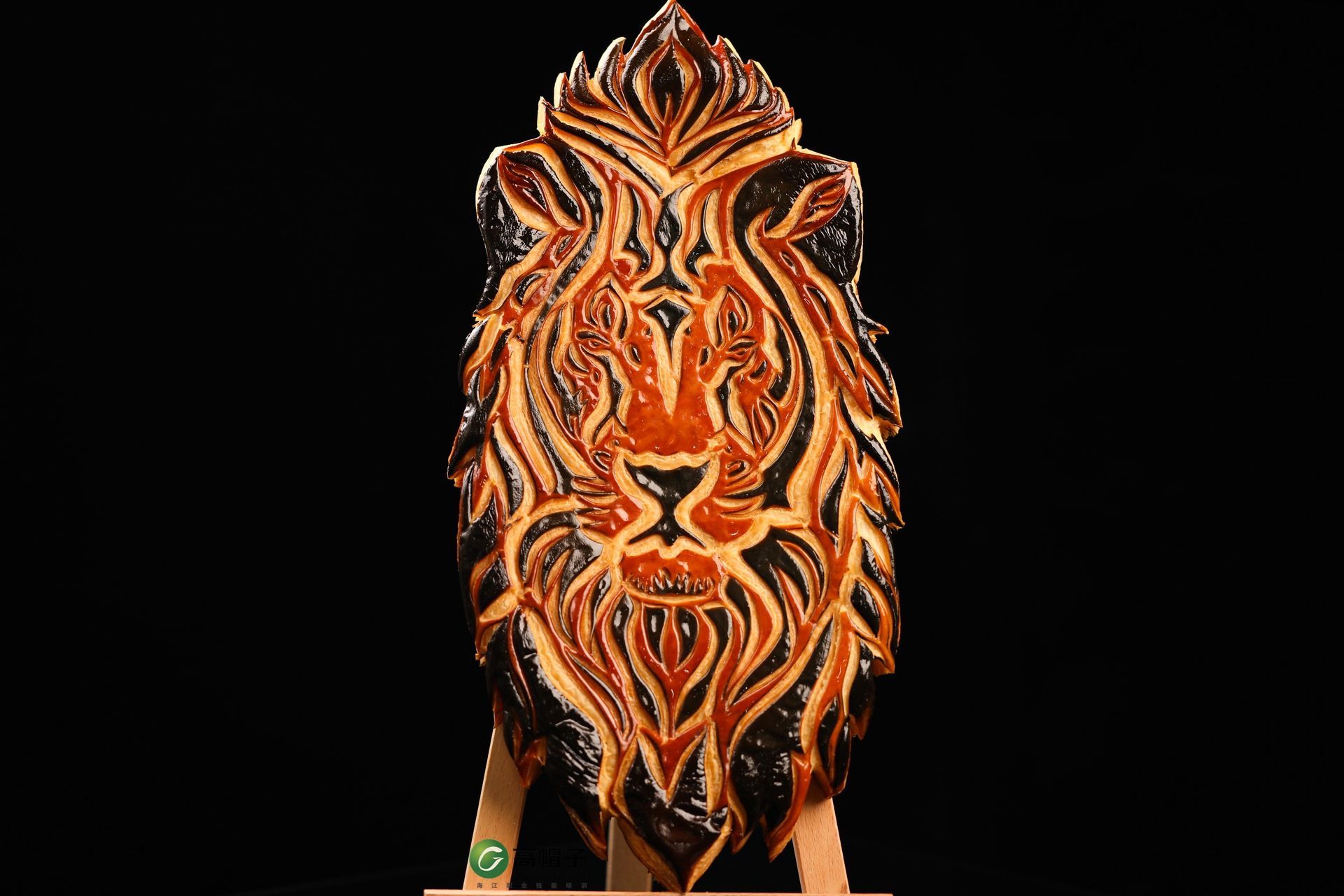Une sculpture d'une tête de lion est posée sur un support en bois.