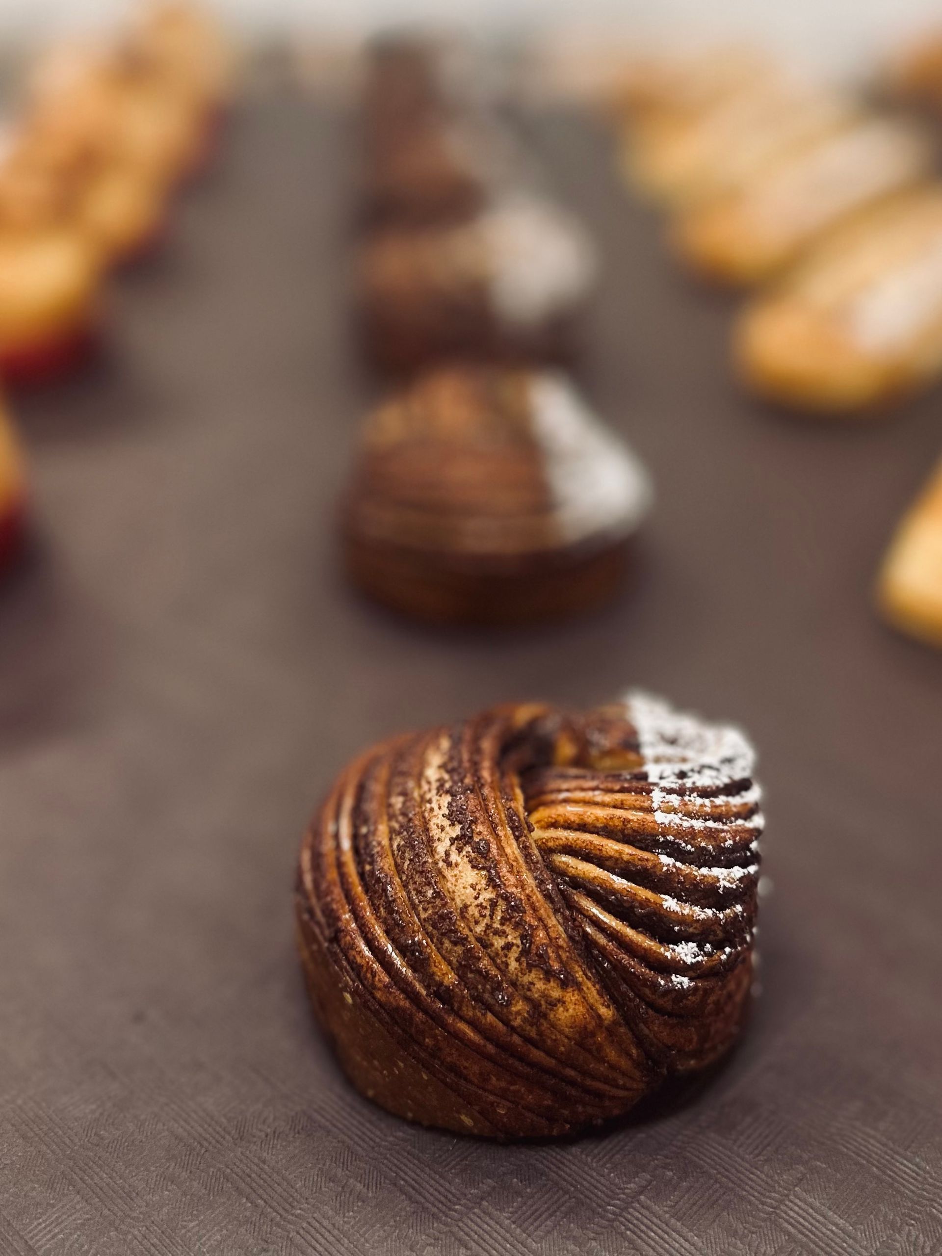 Un gros plan d'une pâtisserie au chocolat sur une table.