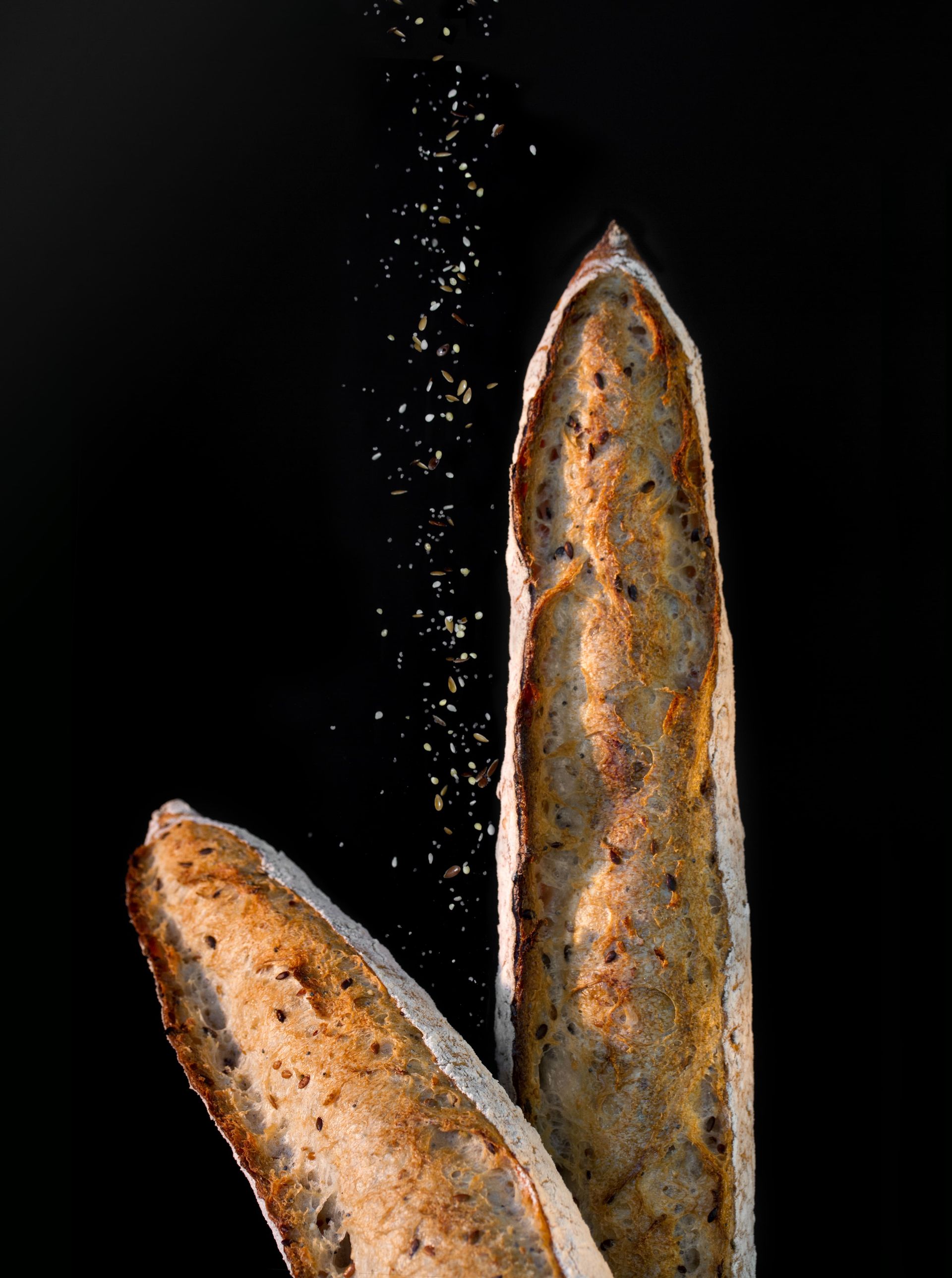 Deux pains sont posés l'un à côté de l'autre sur un fond noir.