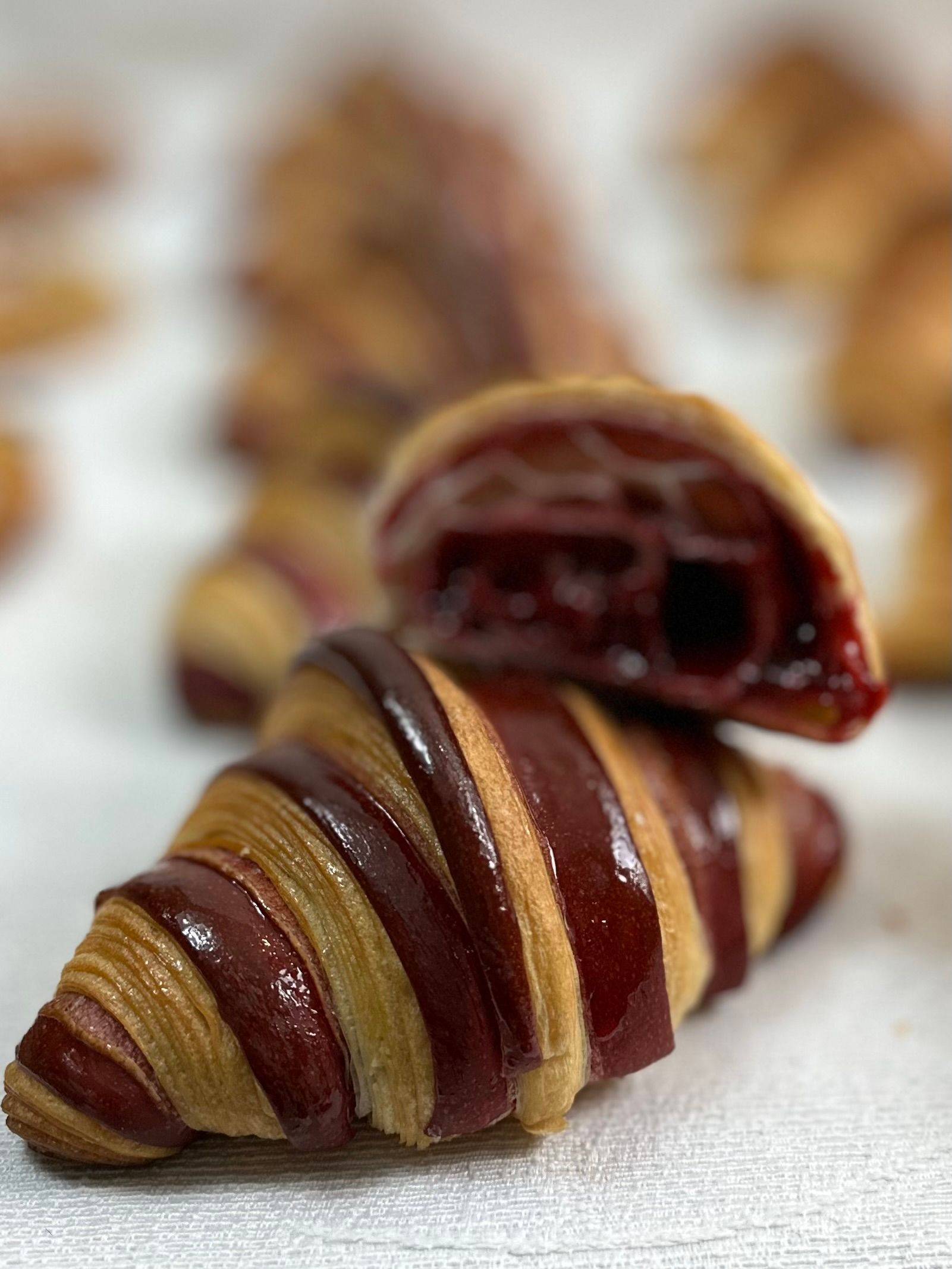 Un gros plan d'un croissant au chocolat sur une table.
