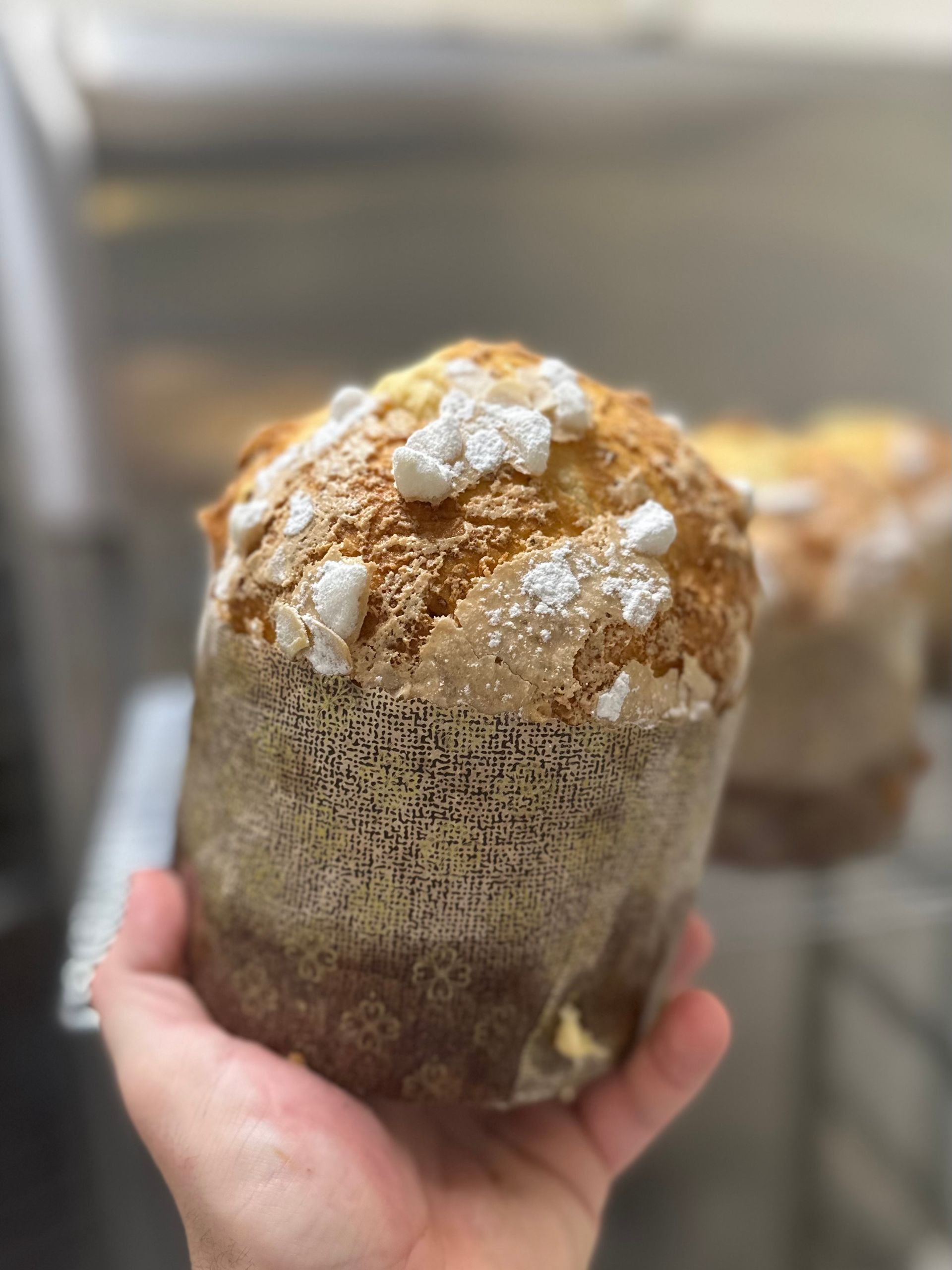 Une personne tient un muffin dans sa main.