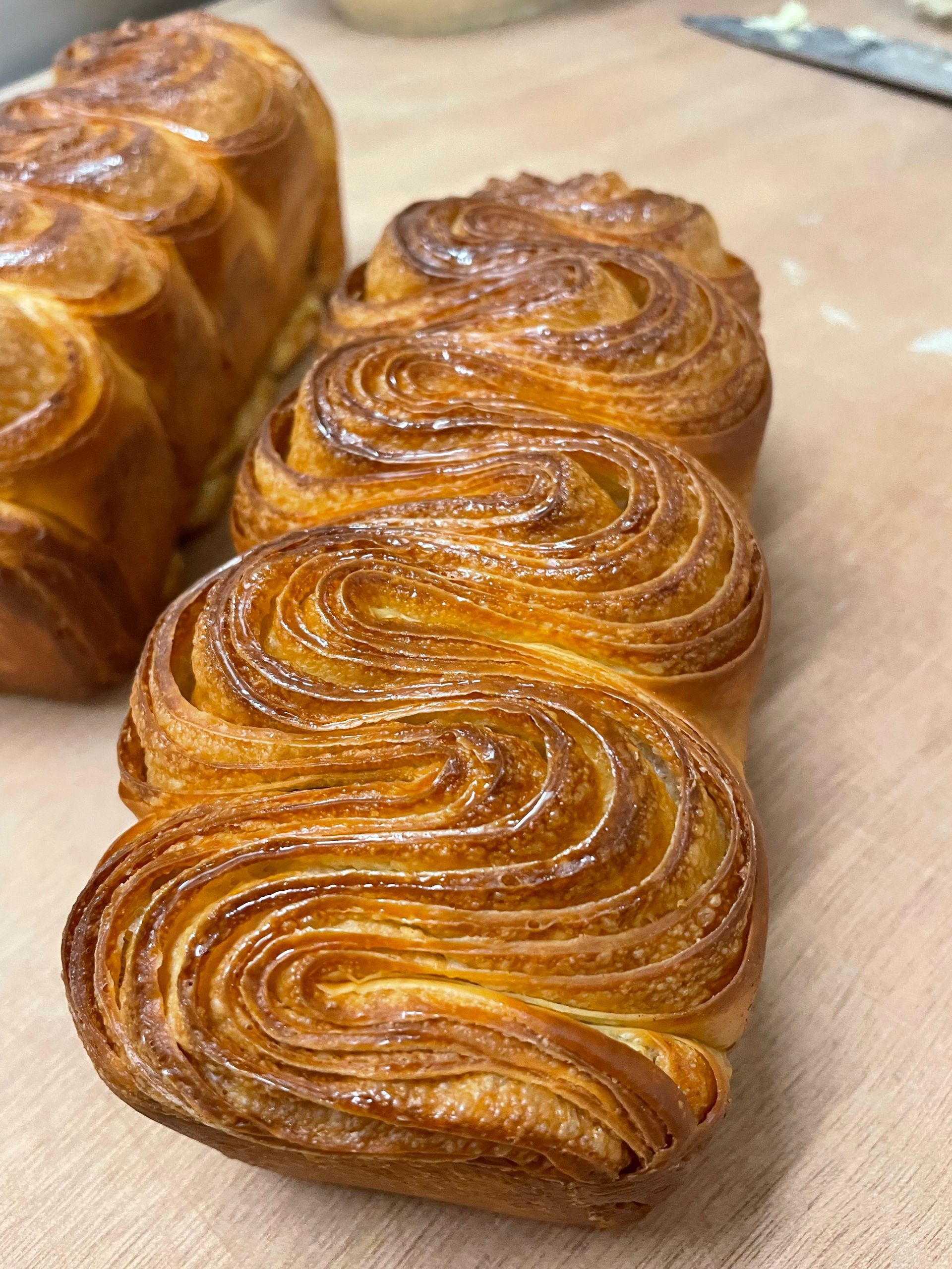 Un gros plan d'une miche de pain sur une table en bois.